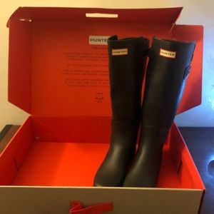 Black size 8 tall Hunter rain boots ( very gently used, worn 3x)